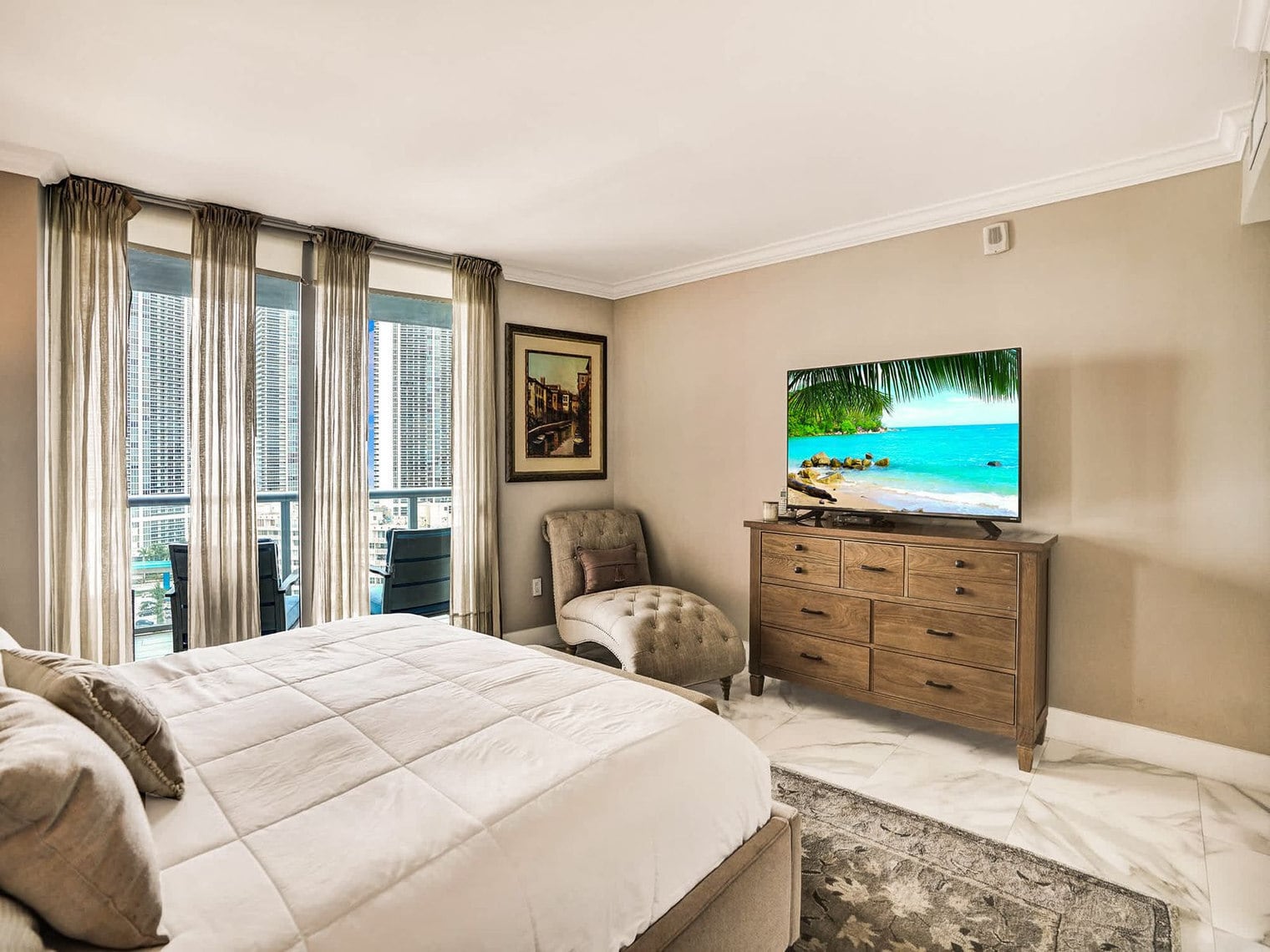 Building Photo - 2602 E Hallandale Beach Blvd