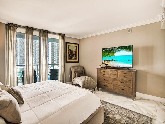 Building Photo - 2602 E Hallandale Beach Blvd