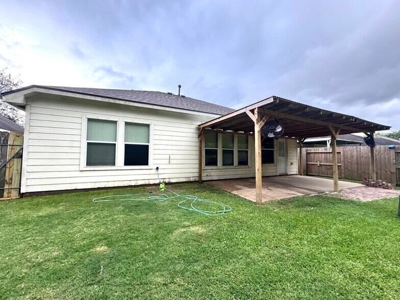 Backyard cover patio - 4019 Strawberry Ct