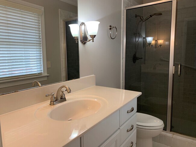 Building Photo - Spacious 4 Bed | 3 Bath Split Level Home i...