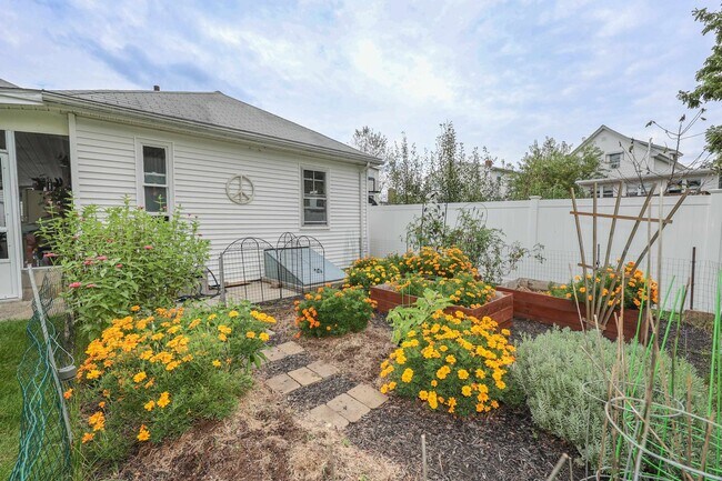 Building Photo - 32 Chapleau Ave