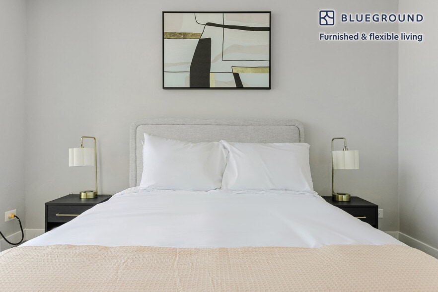 Building Photo - 5600 N Sheridan Rd