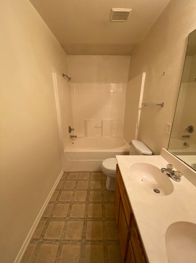 Building Photo - 904 Crymes Ln