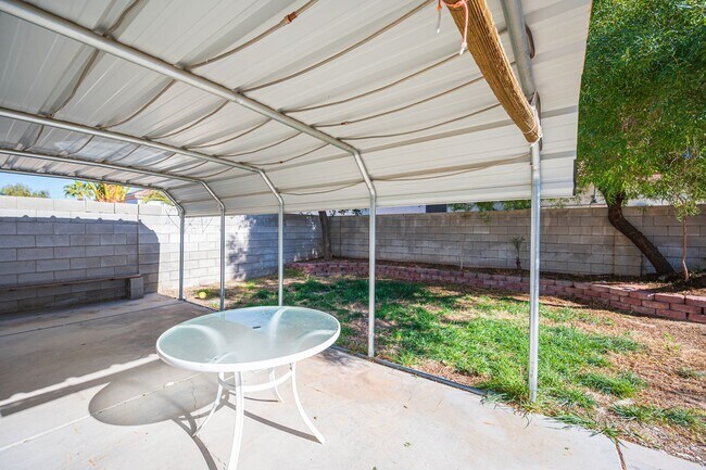 Building Photo - Silverado Ranch - Cul-de-sac.  Downstairs Bedroom and Bathroom