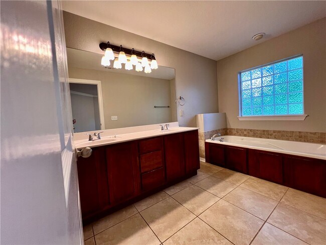 Building Photo - 564 S Pierremont Dr