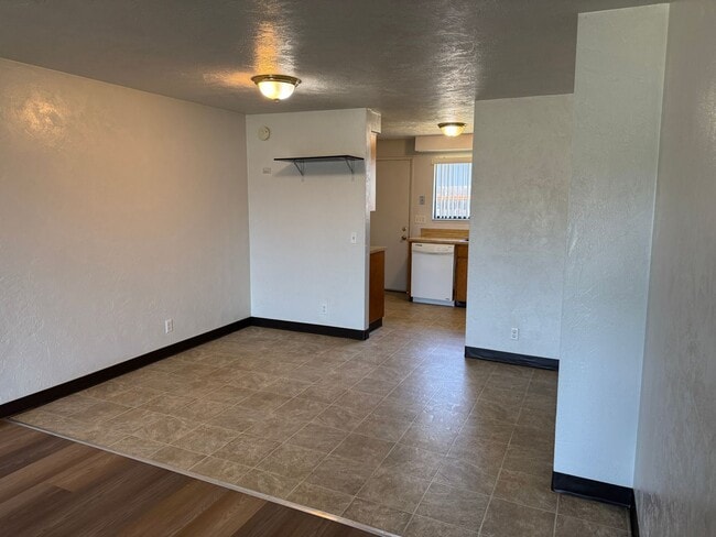 Building Photo - 2 bedroom 1 bath duplex in Cottage Grove!