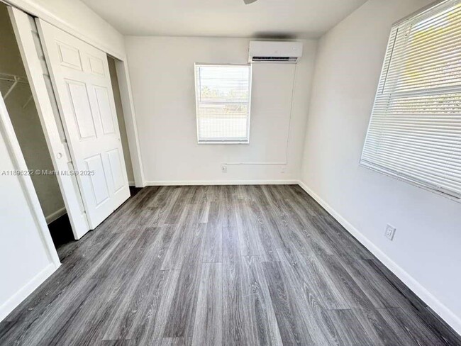 Building Photo - 337 SE 23rd Ave