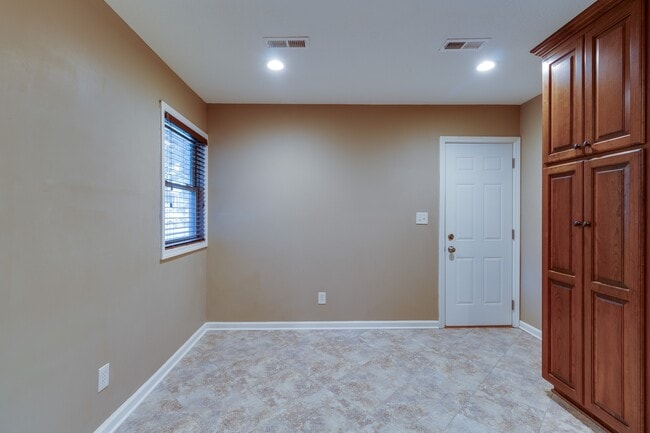 Building Photo - 2808 Ridge Ct