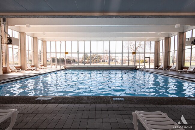 Building Photo - 18 E Old Willow Rd