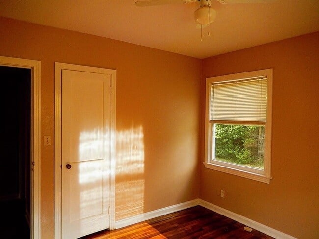 Building Photo - QUAINT Quincy 3/1 w/ Wood Floors, Sunroom, W/D, Large Yard, & New AC! $1150/month Avail May 6th!