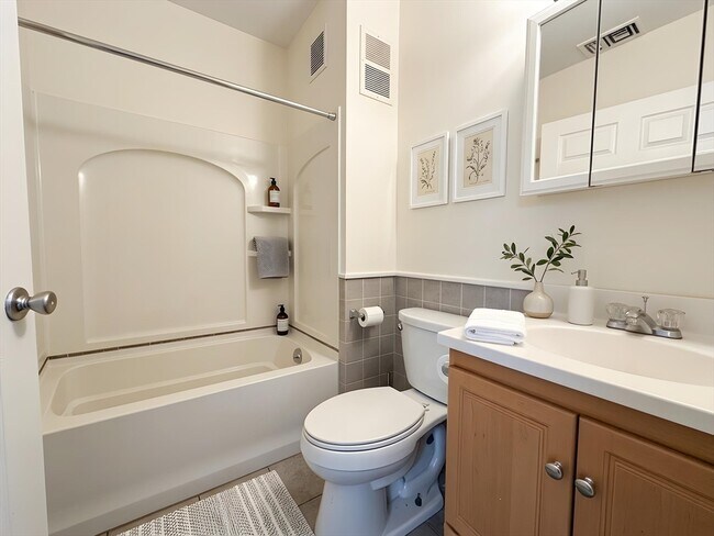 Building Photo - 11 Vancouver St