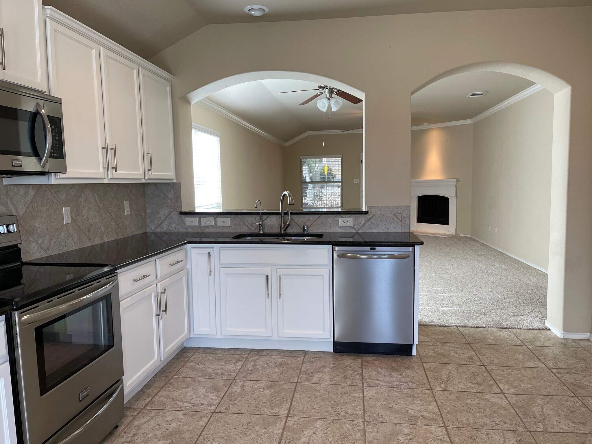 Building Photo - 840 English Ivy Dr