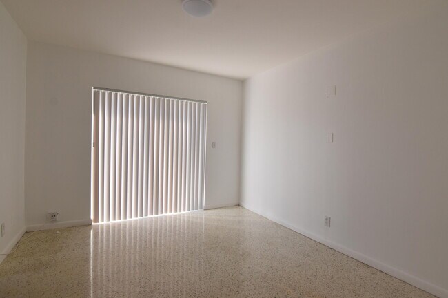 Building Photo - 2472 NE 5th Ave