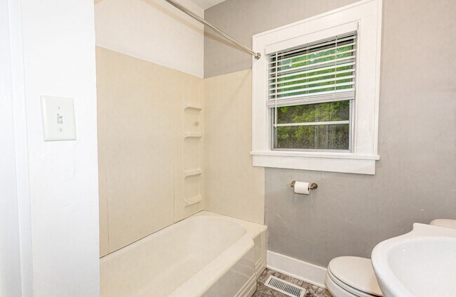 Building Photo - Cozy 2BD/2BTH in South Knoxville