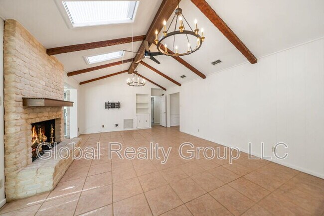 Building Photo - 425 Crestwood Dr