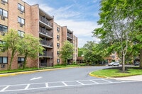 Building Photo - Menlo Manor