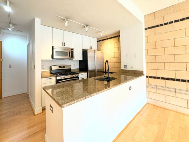 Building Photo - STYLISH 1 BED + DEN 1.5 BA and BALCONY  in...