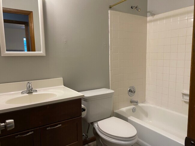 Building Photo - 4068 Buckingham Pl