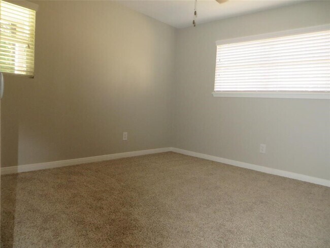 Building Photo - 8716 Club House Dr