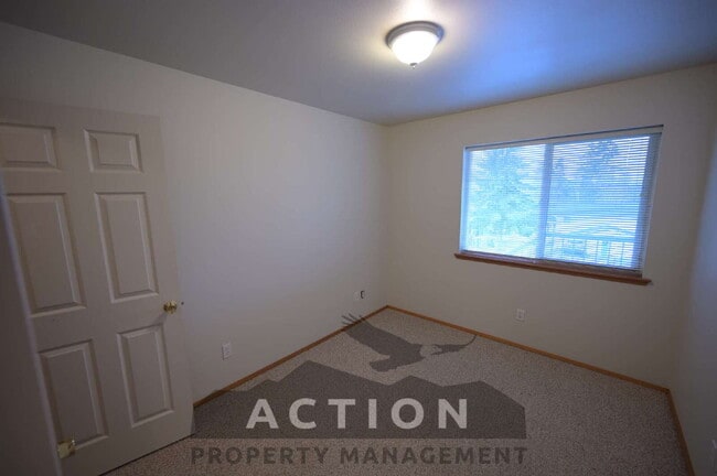 Building Photo - 2 bed 1 bath, top floor apartment in Port Angeles, close to Peninsula College and the Olympic Nat...