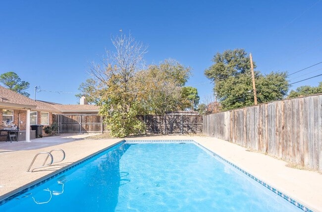 Building Photo - 3518 Fairmont Dr