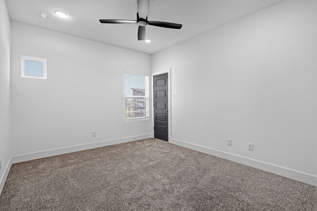Building Photo - NOW LEASING!  4 bed, 4.5 bath modern home