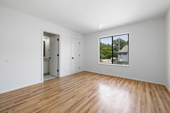Building Photo - Available now. Beautifully updated 3 BR/2....
