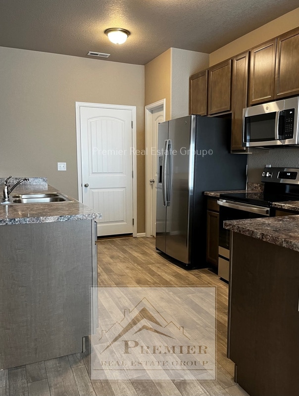 Building Photo - 7773 Sand Lake Heights