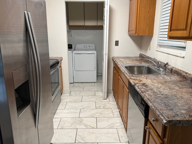 Building Photo - 290 S Old Kings Rd