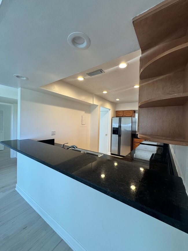 Building Photo - Live the ultimate beachside lifestyle!