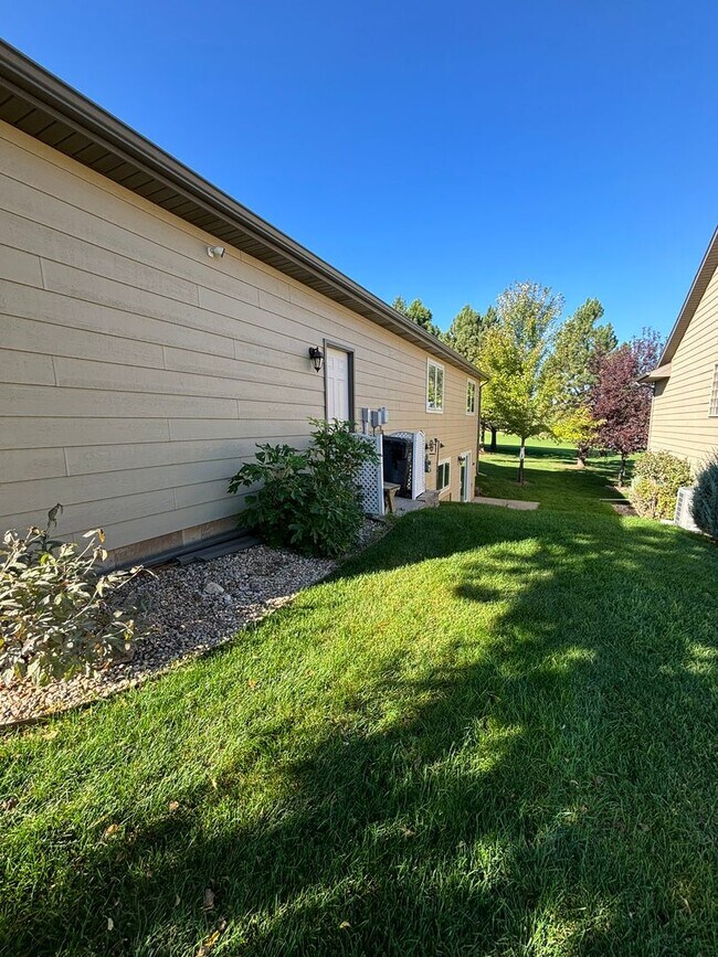 Building Photo - 3 BED | 3 BATH | TOWNHOME | DOUBLE GARAGE | WEST