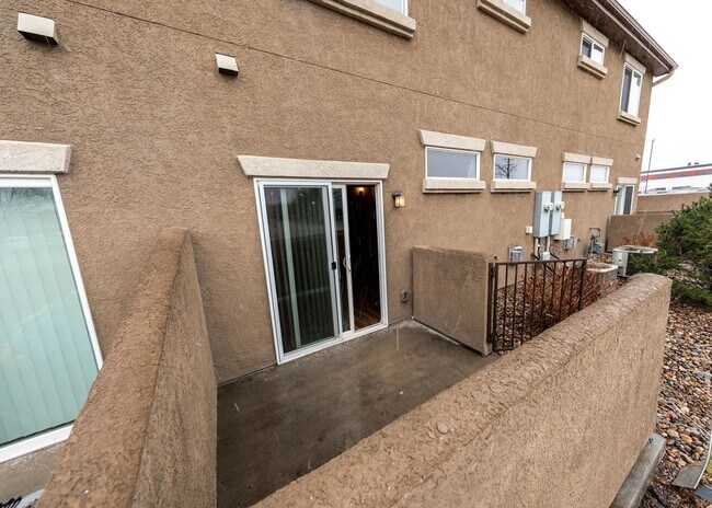 Building Photo - Centrally Located End Unit 3 Bed Townhouse in D20