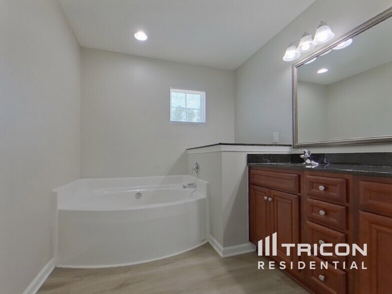 Building Photo - 313 Fairford Rd