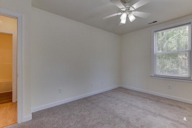 Building Photo - 955 Poquoson Ave