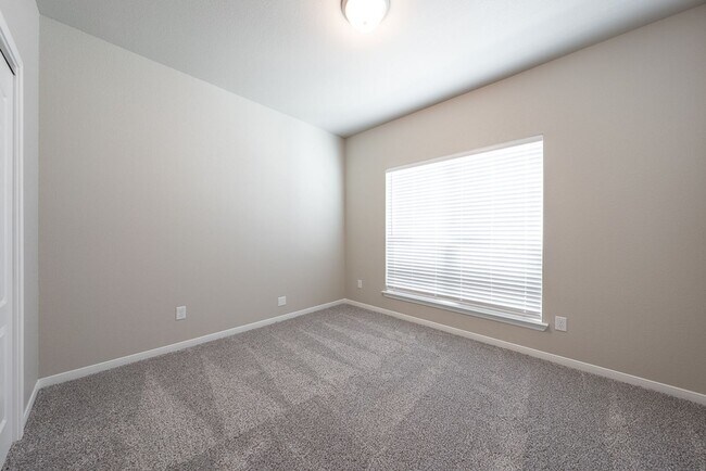 Building Photo - Stunning 4-Bedroom Home in Villages of Wes...