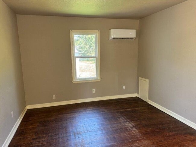 Building Photo - two bed One bath home in Midwest City!