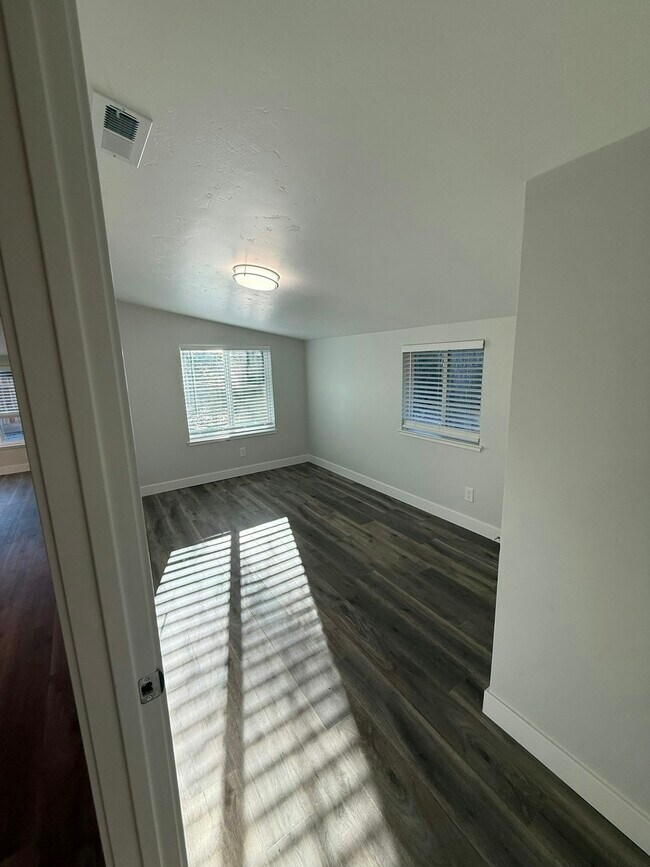 Building Photo - 204 Lambert Ln