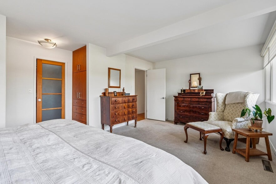 Building Photo - 664 Woodmont Ave