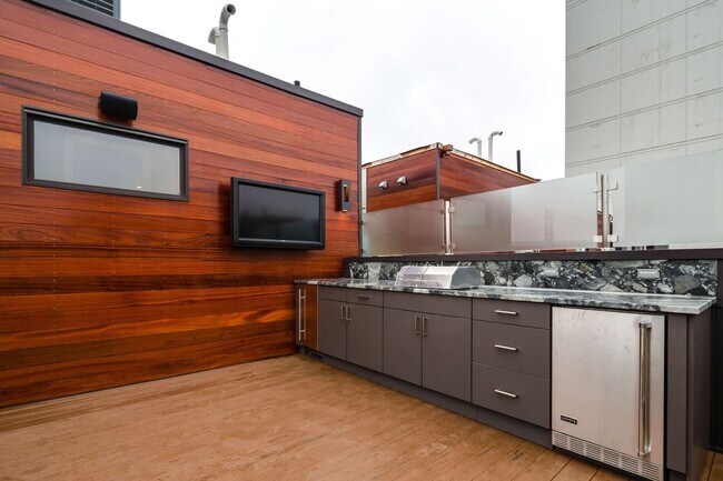 Building Photo - Old City Townhome with Parking