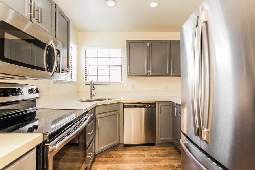 Building Photo - 921 S Val Vista Dr