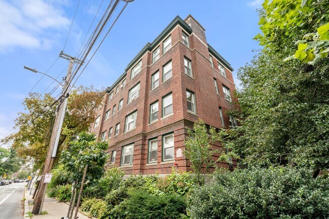 Building Photo - 52 Garden St