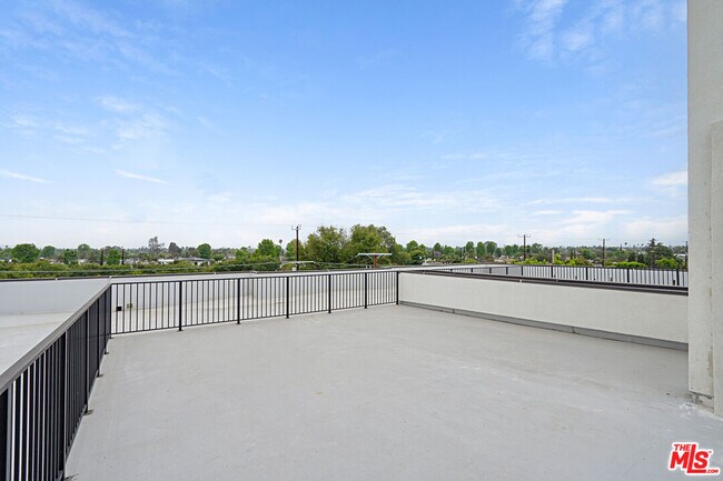 Building Photo - 6144 Whitsett Ave