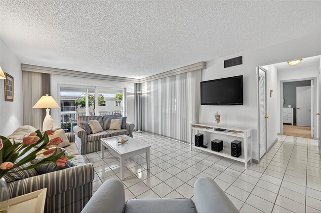 Building Photo - 6417 Bay Club Dr