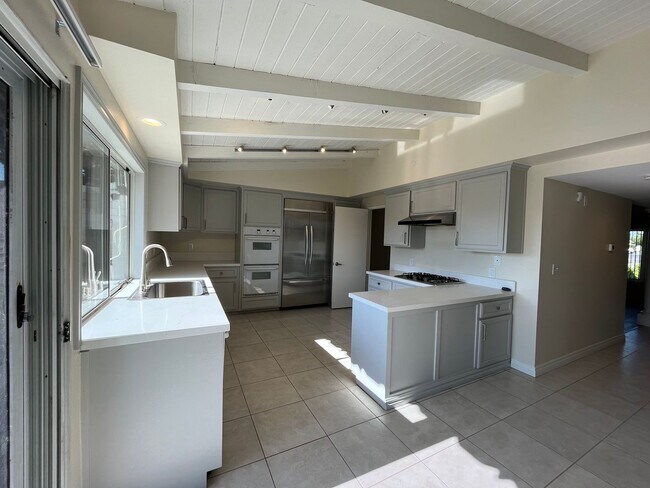 Building Photo - Lovely Home with 3 bedrooms, 2 bath plus o...