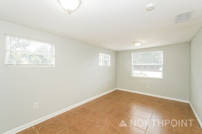 Building Photo - 3-Bedroom, 1 Bath Single Family for Rent in Tampa, FL | Fenced Backyard & Modern Kitchen