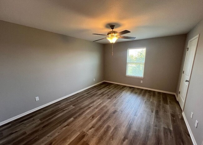 Building Photo - Charming 2 Bedroom, 2.5 Bath Townhome with...