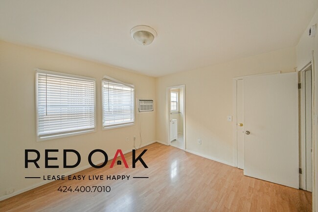 Building Photo - Sun-Drenched One Bedroom with Spacious Roo...