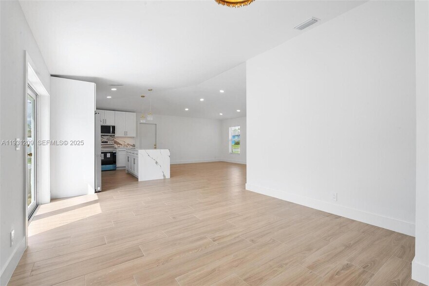 Building Photo - 102 SW 13th Ave