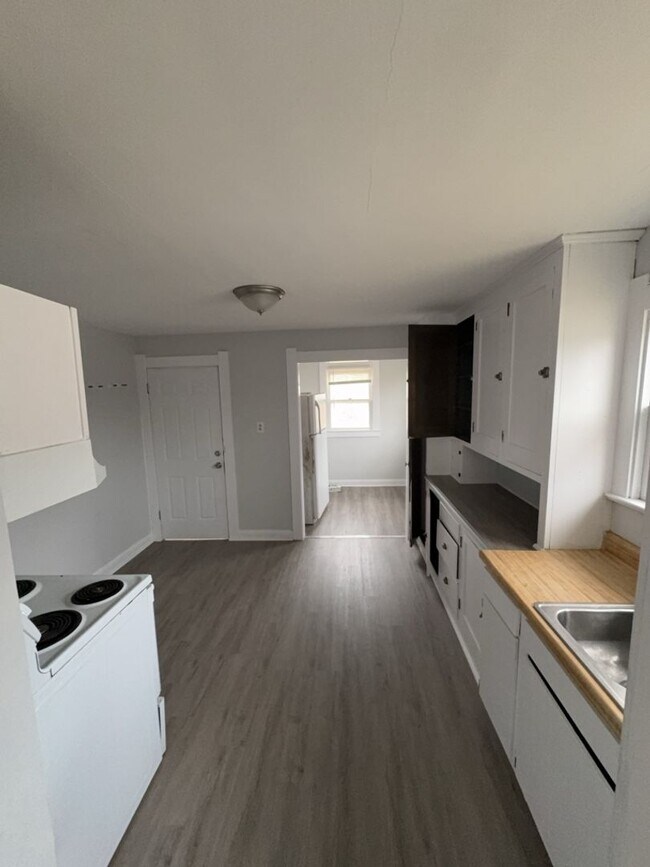 Building Photo - 960 W Delaware Ave