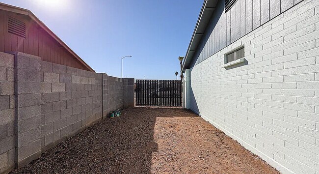 Building Photo - 604 W Kiva Ave